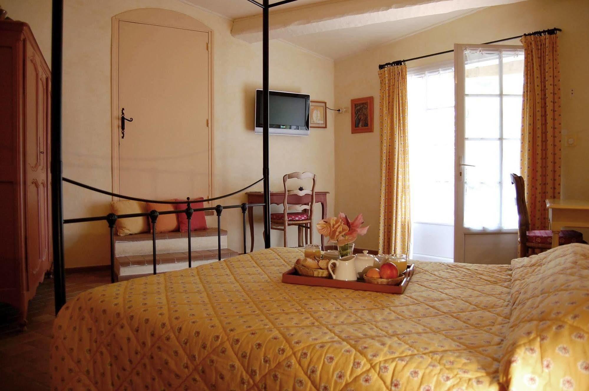 פורקרול Auberge Des Glycines מראה חיצוני תמונה